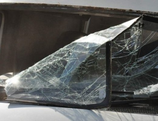 Au distrus o maşină, în încercarea de a fura: paguba e de 8 mii de lei